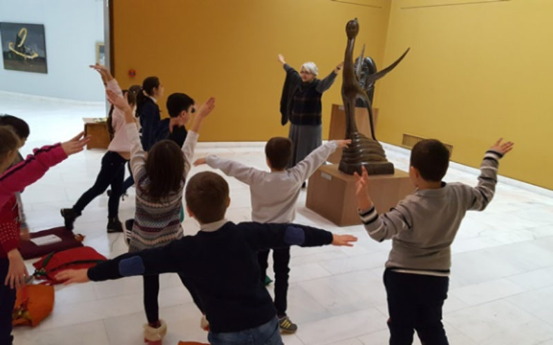 Peste 300 de elevi au explorat arta altfel prin Muzeul mobil