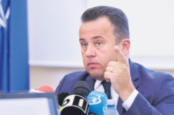 Ministrul Educației, Liviu Pop, promite că elevii din clasa a V-a vor avea luni manualele pe bănci