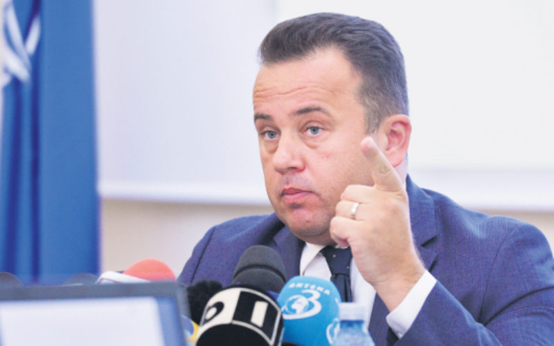 Ministrul Educației, Liviu Pop, promite că elevii din clasa a V-a vor avea luni manualele pe bănci