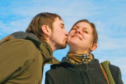In Italia oamenii sunt sfatuiti sa evite saruturile si strangerile de mana