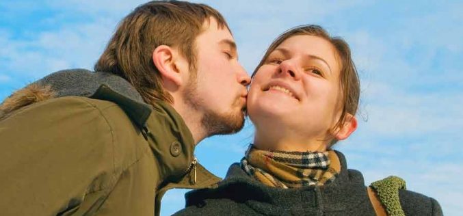 In Italia oamenii sunt sfatuiti sa evite saruturile si strangerile de mana