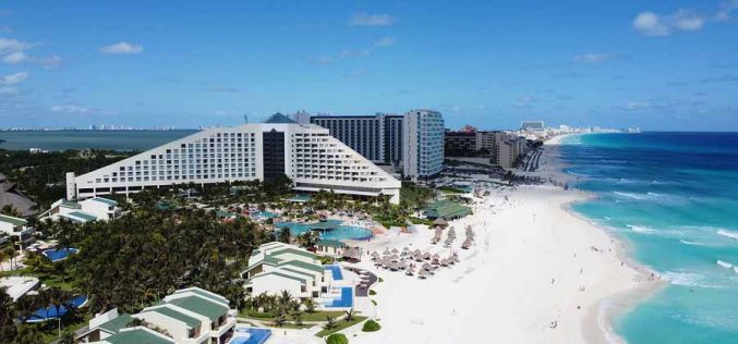 Statiunea turistica Cancun, din Mexic, ofera sedere, mese, intrari gratuite în parcuri tematice pentru turiști