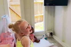 Un tată a cheltuit 800 de lire sterline pentru a construi casa de jucarii de vis pentru fiica sa, pe timpul carantinei