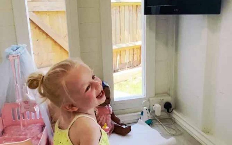 Un tată a cheltuit 800 de lire sterline pentru a construi casa de jucarii de vis pentru fiica sa, pe timpul carantinei