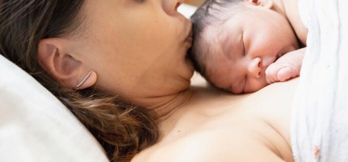Nou-născutul venit pe lume prin naștere naturală și cel care vine pe lume prin cezariană. Adaptarea la noua viață: 8 intrebări și răspunsuri de la medicul neonatolog