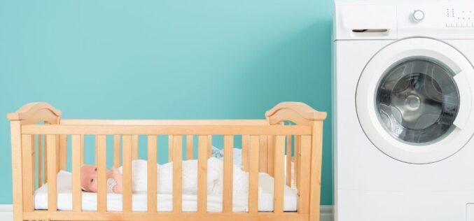 Pune-ți bebelușul să doarmă ziua lângă mașina de spălat rufe – spune un specialist