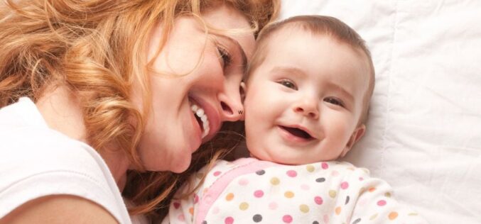 De CÂTE mese are nevoie un bebe nou născut: iată cât de mic e stomacelul său